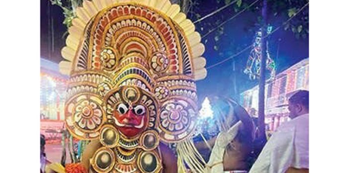 ഞാലിയിൽ ഭഗവതി ക്ഷേത്രത്തിലെ പടേനിയിൽ ആദ്യമായി കുറത്തിയമ്മക്കോലം തുള്ളിയൊഴിഞ്ഞു ഞാലിയിൽ ഭഗവതി ക്ഷേത്രത്തിലെ പടേനിയിൽ ആദ്യമായി കുറത്തിയമ്മക്കോലം തുള്ളിയൊഴിഞ്ഞു