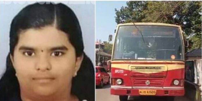 കൊല്ലം റെയിൽവേ സ്റ്റേഷന് സമീപം കെഎസ്ആർടിസി ബസ് സ്കൂട്ടറിലിടിച്ച് വിദ്യാർത്ഥിനി മരിച്ചു കൊല്ലം റെയിൽവേ സ്റ്റേഷന് സമീപം കെഎസ്ആർടിസി ബസ് സ്കൂട്ടറിലിടിച്ച് വിദ്യാർത്ഥിനി മരിച്ചു