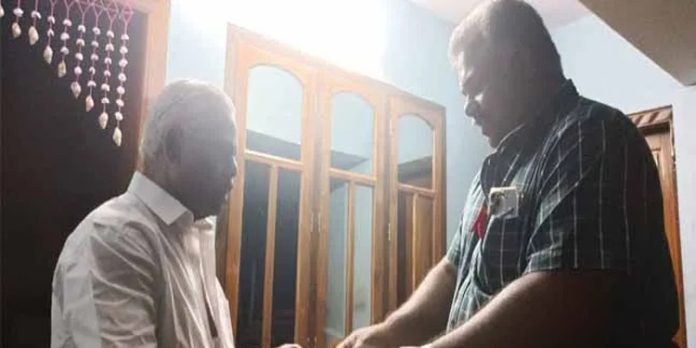 സിപിഎം സംസ്ഥാന കമ്മിറ്റിയംഗമായ അനന്തഗോപന് അക്ഷതം സ്വീകരിക്കുന്ന ചിത്രങ്ങള് പുറത്ത് ; ചിത്രം സാമൂഹിക മാധ്യമങ്ങളില് വൈറല് സിപിഎം സംസ്ഥാന കമ്മിറ്റിയംഗമായ അനന്തഗോപന് അക്ഷതം സ്വീകരിക്കുന്ന ചിത്രങ്ങള് പുറത്ത് ; ചിത്രം സാമൂഹിക മാധ്യമങ്ങളില് വൈറല്