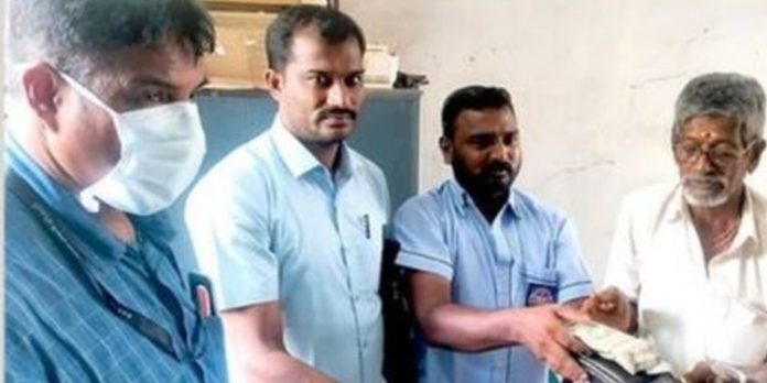 കളഞ്ഞുകിട്ടിയ ഒന്നര ലക്ഷം രൂപ തീർത്ഥാടകരെ കണ്ടെത്തി തിരിച്ചു നൽകി മാതൃകയായി കെഎസ്ആർടിസി ജീവനക്കാർ കളഞ്ഞുകിട്ടിയ ഒന്നര ലക്ഷം രൂപ തീർത്ഥാടകരെ കണ്ടെത്തി തിരിച്ചു നൽകി മാതൃകയായി കെഎസ്ആർടിസി ജീവനക്കാർ