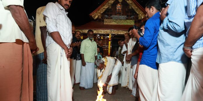 കോട്ടാങ്ങൽ എട്ടു പടയണിക്ക് ചൂട്ടു വെച്ചു ; ഇന്ന് ചൂട്ട് വലത്ത് കോട്ടാങ്ങൽ എട്ടു പടയണിക്ക് ചൂട്ടു വെച്ചു ; ഇന്ന് ചൂട്ട് വലത്ത്