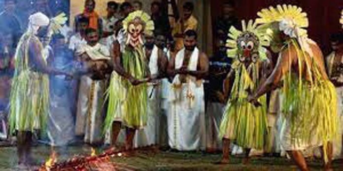 ആടി തിമിർത്ത് പഞ്ചകോലങ്ങൾ, ഇന്ന് കുളത്തൂർ കരയുടെ അടവി ആടി തിമിർത്ത് പഞ്ചകോലങ്ങൾ, ഇന്ന് കുളത്തൂർ കരയുടെ അടവി