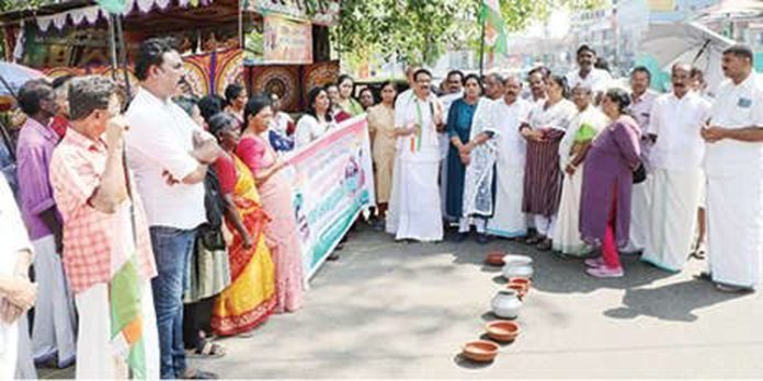മഹിളാ കോൺഗ്രസ് കോഴഞ്ചേരി മണ്ഡലം കമ്മിറ്റിയുടെ നേതൃത്വത്തിൽ പ്രതിഷേധപ്രകടനവും ധർണയും നടത്തി മഹിളാ കോൺഗ്രസ് കോഴഞ്ചേരി മണ്ഡലം കമ്മിറ്റിയുടെ നേതൃത്വത്തിൽ പ്രതിഷേധപ്രകടനവും ധർണയും നടത്തി