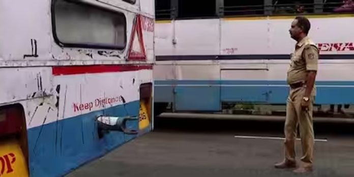 കെഎസ്ആർടിസി ബസിൽ നിന്ന് തെറിച്ചു വീണ് വിദ്യാർഥിക്ക് പരിക്ക് കെഎസ്ആർടിസി ബസിൽ നിന്ന് തെറിച്ചു വീണ് വിദ്യാർഥിക്ക് പരിക്ക്