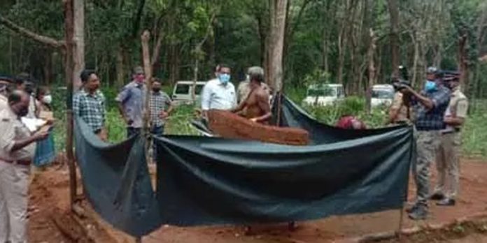 ളാഹ മഞ്ഞത്തോട്ടില് ആളു മാറി സംസ്കരിച്ച മൃതദേഹം പുറത്തെടുത്തു ; സാമ്പിള് ശേഖരിച്ച ശേഷം ദഹിപ്പിച്ചു ളാഹ മഞ്ഞത്തോട്ടില് ആളു മാറി സംസ്കരിച്ച മൃതദേഹം പുറത്തെടുത്തു ; സാമ്പിള് ശേഖരിച്ച ശേഷം ദഹിപ്പിച്ചു