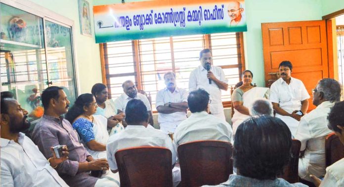 പന്തളം ബ്ലോക്ക് കോൺഗ്രസ് കമ്മിറ്റിയുടെ നേതൃത്വത്തിൽ 75 ആം റിപ്പബ്ലിക് ദിനാഘോഷം നടത്തി പന്തളം ബ്ലോക്ക് കോൺഗ്രസ് കമ്മിറ്റിയുടെ നേതൃത്വത്തിൽ 75 ആം റിപ്പബ്ലിക് ദിനാഘോഷം നടത്തി