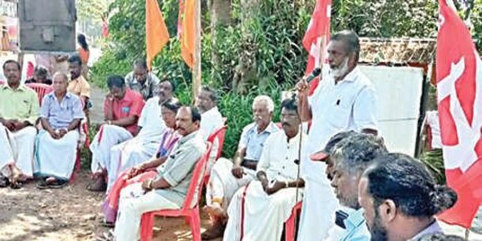 കേരള സ്റ്റേറ്റ് കർഷകത്തൊഴിലാളി ഫെഡറേഷൻ മാവേലിക്കര മണ്ഡലം കമ്മിറ്റി വെട്ടിയാർ വില്ലേജ് ഓഫീസ് ധർണ നടത്തി കേരള സ്റ്റേറ്റ് കർഷകത്തൊഴിലാളി ഫെഡറേഷൻ മാവേലിക്കര മണ്ഡലം കമ്മിറ്റി വെട്ടിയാർ വില്ലേജ് ഓഫീസ് ധർണ നടത്തി