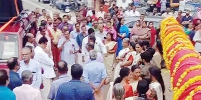 മാത്തൂർക്കാവ് ഭഗവതീക്ഷേത്രത്തിലെ കൊടിമര ഘോഷയാത്രയ്ക്ക് സ്വീകരണം നൽകി മാത്തൂർക്കാവ് ഭഗവതീക്ഷേത്രത്തിലെ കൊടിമര ഘോഷയാത്രയ്ക്ക് സ്വീകരണം നൽകി