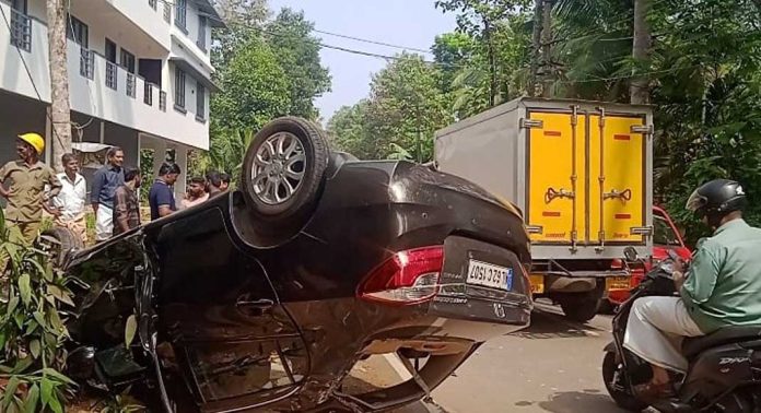 റാന്നിയിൽ കാർ നിയന്ത്രണം വിട്ട് കടയിലേക്ക് ഇടിച്ചു കയറി റാന്നിയിൽ കാർ നിയന്ത്രണം വിട്ട് കടയിലേക്ക് ഇടിച്ചു കയറി