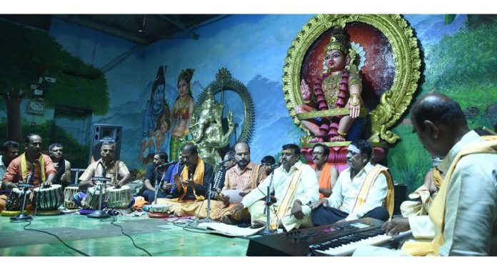 ഭക്തിഗാനാർച്ചയിൽ ലയിച്ച് സന്നിധാനം ഭക്തിഗാനാർച്ചയിൽ ലയിച്ച് സന്നിധാനം