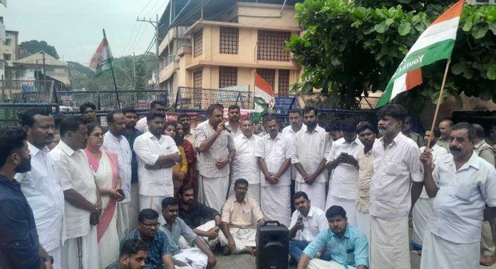 കോന്നി എംഎൽഎ രാജിവെക്കണം ; യൂത്ത് കോൺഗ്രസ് മാർച്ച് നടത്തി കോന്നി എംഎൽഎ രാജിവെക്കണം ; യൂത്ത് കോൺഗ്രസ് മാർച്ച് നടത്തി