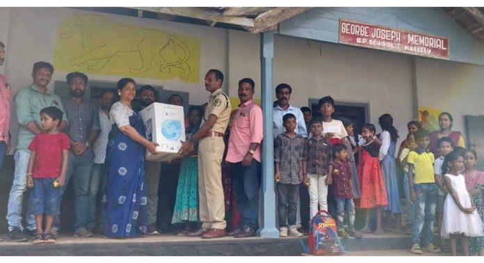 ജി ജെ എം യുപി സ്കൂൾ കല്ലേലിക്ക് വാട്ടർ പ്യൂരിഫയർ നൽകി ജി ജെ എം യുപി സ്കൂൾ കല്ലേലിക്ക് വാട്ടർ പ്യൂരിഫയർ നൽകി