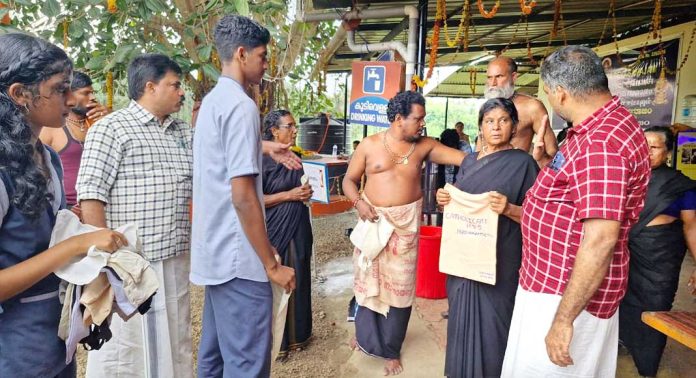 ശബരിമല ഇടത്താവളത്തിൽ തുണിസഞ്ചി വിതരണം ചെയ്ത് കാതോലിക്കേറ്റ് ഹയർ സെക്കന്ററി സ്കൂൾ വിദ്യാർത്ഥികൾ ശബരിമല ഇടത്താവളത്തിൽ തുണിസഞ്ചി വിതരണം ചെയ്ത് കാതോലിക്കേറ്റ് ഹയർ സെക്കന്ററി സ്കൂൾ വിദ്യാർത്ഥികൾ