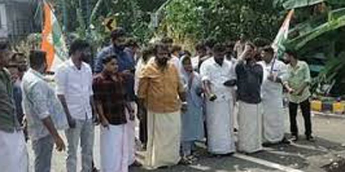 എംഎൽഎ മുകേഷിനെതിരെ പ്രതിഷേധവുമായി യൂത്ത് കോണ്ഗ്രസ് എംഎൽഎ മുകേഷിനെതിരെ പ്രതിഷേധവുമായി യൂത്ത് കോണ്ഗ്രസ്