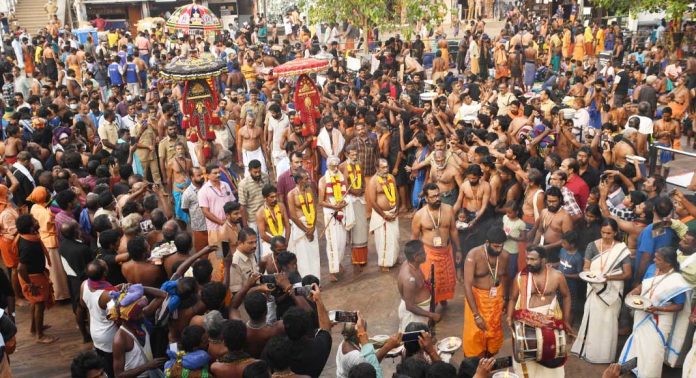ഭക്തിയുടെ നിറവില് അമ്പലപ്പുഴ സംഘക്കാരുടെ ശീവേലി ഭക്തിയുടെ നിറവില് അമ്പലപ്പുഴ സംഘക്കാരുടെ ശീവേലി