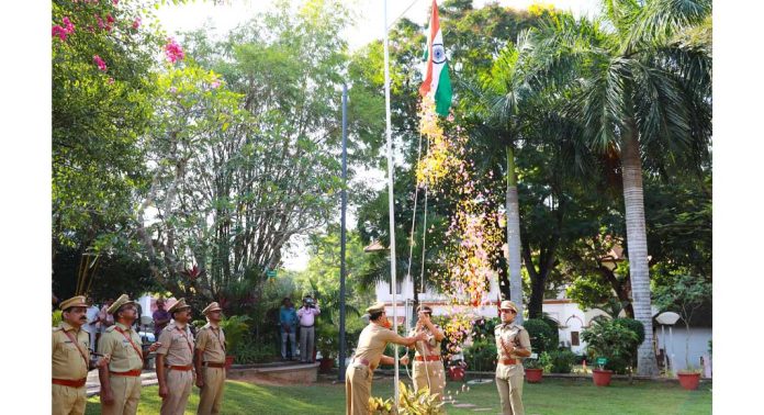 75-ാമത് റിപ്പബ്ലിക് ദിനാഘോഷം : പോലീസ് ആസ്ഥാനത്ത് ഐ.ജി പതാക ഉയർത്തി 75-ാമത് റിപ്പബ്ലിക് ദിനാഘോഷം : പോലീസ് ആസ്ഥാനത്ത് ഐ.ജി പതാക ഉയർത്തി