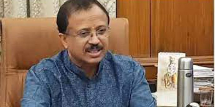 താന് ഇടനിലക്കാരനെന്ന വി.ഡി സതീശന്റെ പരാമര്ശത്തെ രൂക്ഷമായി വിമര്ശിച്ച് കേന്ദ്രമന്ത്രി വി.മുരളീധരന് താന് ഇടനിലക്കാരനെന്ന വി.ഡി സതീശന്റെ പരാമര്ശത്തെ രൂക്ഷമായി വിമര്ശിച്ച് കേന്ദ്രമന്ത്രി വി.മുരളീധരന്