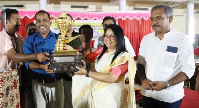 സംസ്ഥാന സ്കൂൾ കലോത്സവ ജേതാക്കൾക്കുള്ള സ്വർണ്ണ കപ്പ് ഇടുക്കിയിലെത്തി സംസ്ഥാന സ്കൂൾ കലോത്സവ ജേതാക്കൾക്കുള്ള സ്വർണ്ണ കപ്പ് ഇടുക്കിയിലെത്തി