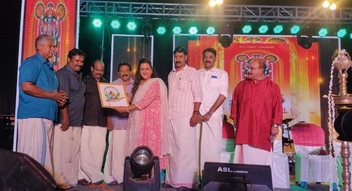 തിരുവല്ലയിലെ അഖില ഭാരത ശ്രീമദ് ഭാഗവത സത്രത്തിന്റെ ലോഗോ ചലച്ചിത്രതാരം ഉർവ്വശി പ്രകാശനം ചെയ്തു തിരുവല്ലയിലെ അഖില ഭാരത ശ്രീമദ് ഭാഗവത സത്രത്തിന്റെ ലോഗോ ചലച്ചിത്രതാരം ഉർവ്വശി പ്രകാശനം ചെയ്തു