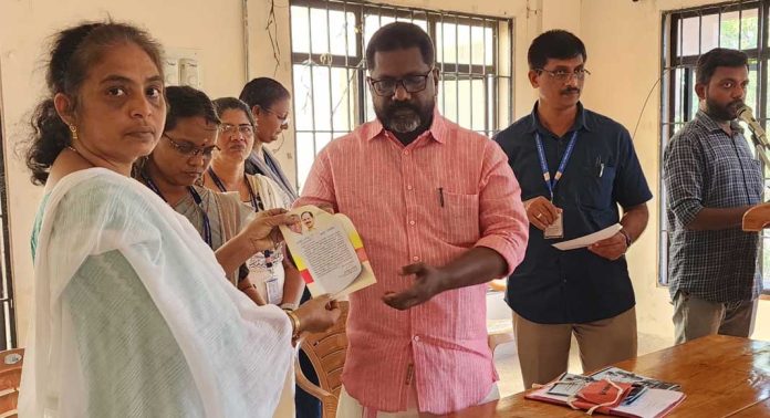 മുന്ഗണനാക്രമത്തില് റേഷന്കാര്ഡ് നല്കുന്നത് അര്ഹതപ്പെട്ടവര്ക്ക് ഏറെ പ്രയോജനകരം : ഡെപ്യൂട്ടി സ്പീക്കര് മുന്ഗണനാക്രമത്തില് റേഷന്കാര്ഡ് നല്കുന്നത് അര്ഹതപ്പെട്ടവര്ക്ക് ഏറെ പ്രയോജനകരം : ഡെപ്യൂട്ടി സ്പീക്കര്