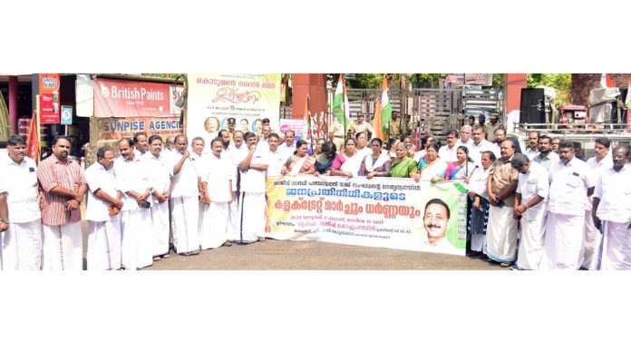പിണറായി സർക്കാർ തദ്ദേശ സ്വയംഭരണ സ്ഥാപനങ്ങളെ ഞെരിച്ചു കൊല്ലുന്നു : സതീഷ് കൊച്ചുപറമ്പിൽ പിണറായി സർക്കാർ തദ്ദേശ സ്വയംഭരണ സ്ഥാപനങ്ങളെ ഞെരിച്ചു കൊല്ലുന്നു : സതീഷ് കൊച്ചുപറമ്പിൽ