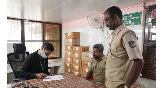 ഭക്തർക്ക് ആശ്വാസം പകർന്ന് സന്നിധാനം ആയുർവേദ ആശുപത്രി ; ഇതുവരെ ചികിത്സ തേടിയത് 52,000 ത്തോളം പേർ ഭക്തർക്ക് ആശ്വാസം പകർന്ന് സന്നിധാനം ആയുർവേദ ആശുപത്രി ; ഇതുവരെ ചികിത്സ തേടിയത് 52,000 ത്തോളം പേർ