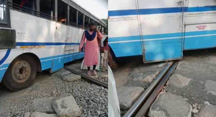 കെഎസ്ആര്ടിസി ബസ് റെയില് പാളത്തില് കുടുങ്ങിയത് പരിഭ്രാന്തി പരത്തി കെഎസ്ആര്ടിസി ബസ് റെയില് പാളത്തില് കുടുങ്ങിയത് പരിഭ്രാന്തി പരത്തി