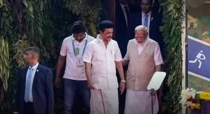 എംകെ സ്റ്റാലിന്റെ കാലിടറിയപ്പോള് കൈ പിടിച്ച് മോദി – വീഡിയോ വൈറല് എംകെ സ്റ്റാലിന്റെ കാലിടറിയപ്പോള് കൈ പിടിച്ച് മോദി – വീഡിയോ വൈറല്