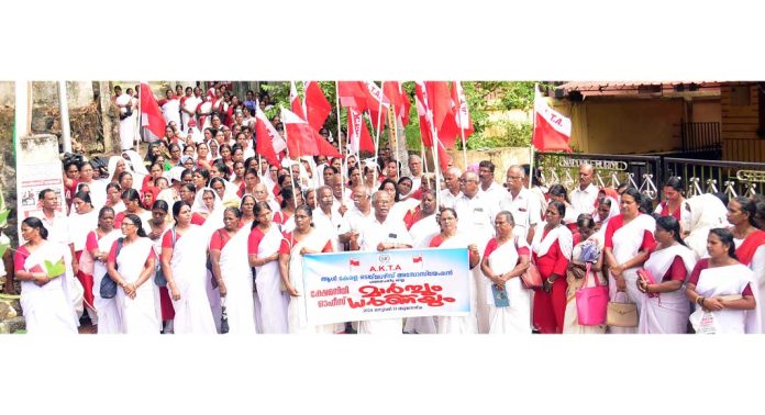 തയ്യൽ തൊഴിലാളികൾ പത്തനംതിട്ട ജില്ല ക്ഷേമനിധി ഓഫീസിലേക്ക് മാർച്ചും ധർണ്ണയും നടത്തി തയ്യൽ തൊഴിലാളികൾ പത്തനംതിട്ട ജില്ല ക്ഷേമനിധി ഓഫീസിലേക്ക് മാർച്ചും ധർണ്ണയും നടത്തി