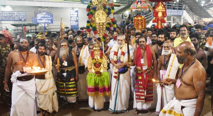 സന്നിധാനത്തെ ഭക്തിസാന്ദ്രമാക്കി ആലങ്ങാട് യോഗത്തിന്റെ കർപ്പൂര താലം എഴുന്നള്ളത്ത് സന്നിധാനത്തെ ഭക്തിസാന്ദ്രമാക്കി ആലങ്ങാട് യോഗത്തിന്റെ കർപ്പൂര താലം എഴുന്നള്ളത്ത്