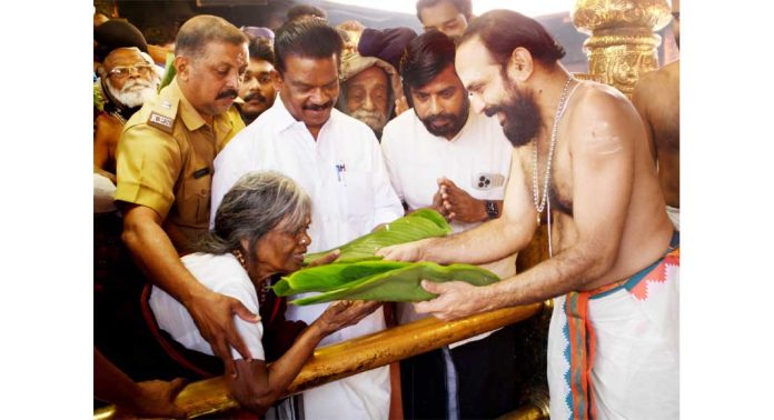 അയ്യനെ തൊഴാൻ സഹായിച്ച് മന്ത്രി കെ.രാധാകൃഷ്ണൻ ; ഷൺമുഖ അമ്മാളിന് ദർശന സായൂജ്യം അയ്യനെ തൊഴാൻ സഹായിച്ച് മന്ത്രി കെ.രാധാകൃഷ്ണൻ ; ഷൺമുഖ അമ്മാളിന് ദർശന സായൂജ്യം