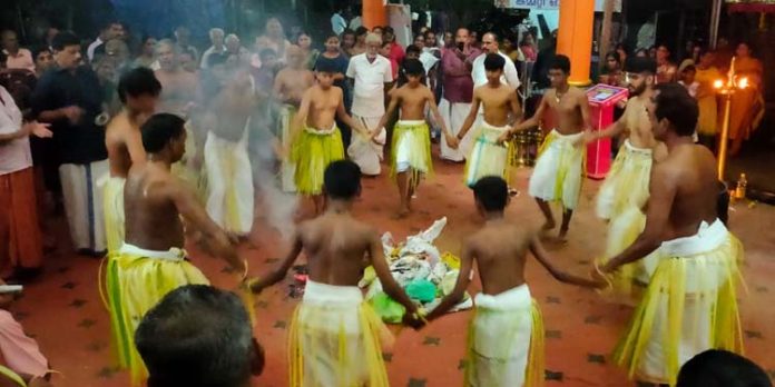 പുലവൃത്തം തുള്ളി , കോട്ടാങ്ങൽ പടയണി സമാപിച്ചു പുലവൃത്തം തുള്ളി , കോട്ടാങ്ങൽ പടയണി സമാപിച്ചു