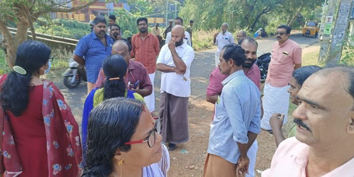 വീണ്ടും പാച്ച് വർക്ക് പണികള് തടഞ്ഞ് നാട്ടുകാരും ജനപ്രതിനിധികളും വീണ്ടും പാച്ച് വർക്ക് പണികള് തടഞ്ഞ് നാട്ടുകാരും ജനപ്രതിനിധികളും