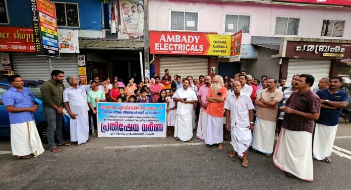 അടൂര് ചായലോട് പുലിമലപ്പാറ ഖനനത്തിന് അനുമതി നൽകരുത് ; സ്ത്രീകളും കുട്ടികളും അടക്കം നൂറു കണക്കിന് ജനങ്ങൾ പ്രതിഷേധവുമായി രംഗത്ത് അടൂര് ചായലോട് പുലിമലപ്പാറ ഖനനത്തിന് അനുമതി നൽകരുത് ; സ്ത്രീകളും കുട്ടികളും അടക്കം നൂറു കണക്കിന് ജനങ്ങൾ പ്രതിഷേധവുമായി രംഗത്ത്