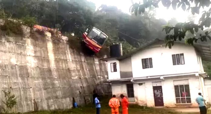 വണ്ടിപ്പെരിയാറില് കെ.എസ്.ആർ.ടി.സി അപകടത്തില്പ്പെട്ടു വണ്ടിപ്പെരിയാറില് കെ.എസ്.ആർ.ടി.സി അപകടത്തില്പ്പെട്ടു