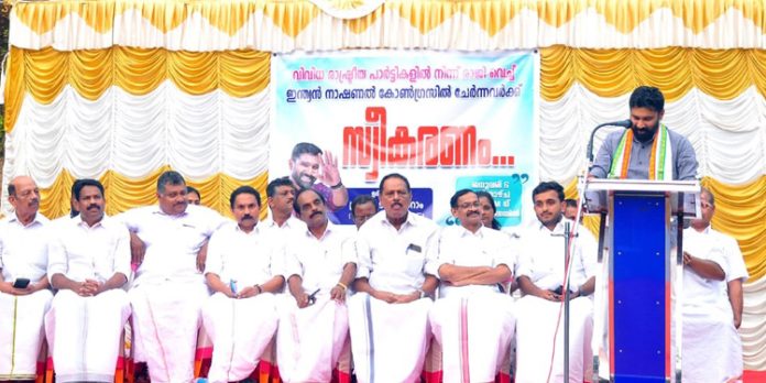 പെരുവന്താനത്ത് സിപിഎം വിട്ട് കോൺഗ്രസിൽ ചേർന്നവർക്ക് സ്വീകരണം നൽകി പെരുവന്താനത്ത് സിപിഎം വിട്ട് കോൺഗ്രസിൽ ചേർന്നവർക്ക് സ്വീകരണം നൽകി