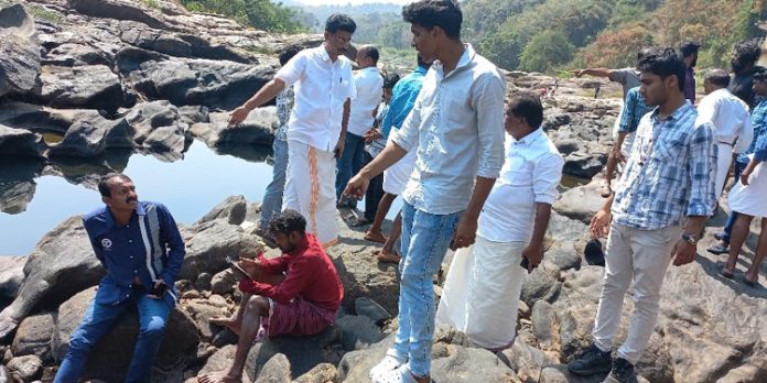 പെരുന്തേനരുവി വെള്ളച്ചാട്ടത്തിന് സമീപം കുളിക്കാനിറങ്ങിയ മധ്യവയസ്ക്കന് മുങ്ങി മരിച്ചു പെരുന്തേനരുവി വെള്ളച്ചാട്ടത്തിന് സമീപം കുളിക്കാനിറങ്ങിയ മധ്യവയസ്ക്കന് മുങ്ങി മരിച്ചു