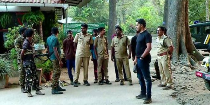 വനത്തിൽ അകപ്പെട്ട പോലീസ് സംഘത്തെ രക്ഷപെടുത്തി വനത്തിൽ അകപ്പെട്ട പോലീസ് സംഘത്തെ രക്ഷപെടുത്തി
