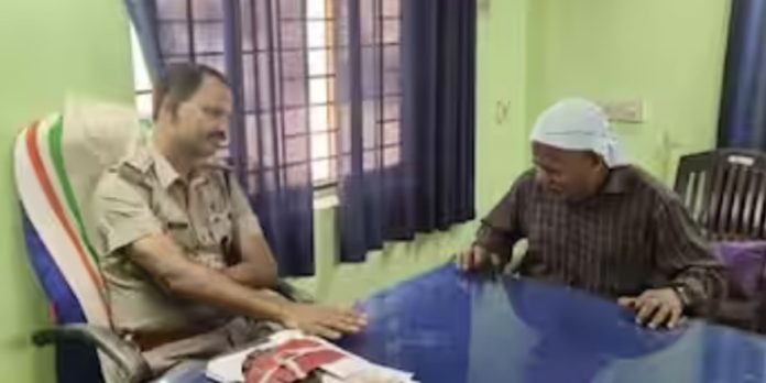 സ്ഥലം മാറിപ്പോകുന്ന എസ് എച്ച് ഒയ്ക്ക് പാട്ടുപാടി യാത്രയയപ്പുമായി നാട്ടുകാരൻ സ്ഥലം മാറിപ്പോകുന്ന എസ് എച്ച് ഒയ്ക്ക് പാട്ടുപാടി യാത്രയയപ്പുമായി നാട്ടുകാരൻ