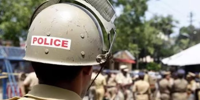 പുതുവത്സരാഘോഷത്തിനിടെ നാലാം ക്ലാസുകാരന് പോലീസ് മർദ്ദനം ; രക്ഷിതാക്കൾ ജില്ലാ പോലീസ് മേധാവിക്ക് ഇന്ന് പരാതി നൽകും പുതുവത്സരാഘോഷത്തിനിടെ നാലാം ക്ലാസുകാരന് പോലീസ് മർദ്ദനം ; രക്ഷിതാക്കൾ ജില്ലാ പോലീസ് മേധാവിക്ക് ഇന്ന് പരാതി നൽകും