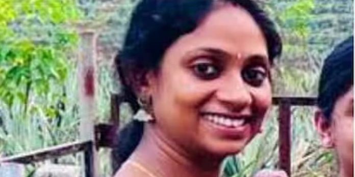 പ്രസവം നിർത്തൽ ശസ്ത്രക്രിയയെ തുടർന്ന് യുവതി മരിച്ച സംഭവം ; വിദഗ്ധ സർജന്മാരുടെ സംഘം പോസ്റ്റ്മോർട്ടം നടത്തും പ്രസവം നിർത്തൽ ശസ്ത്രക്രിയയെ തുടർന്ന് യുവതി മരിച്ച സംഭവം ; വിദഗ്ധ സർജന്മാരുടെ സംഘം പോസ്റ്റ്മോർട്ടം നടത്തും