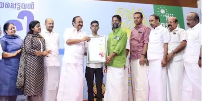 പ്രഥമ പി ടി തോമസ് പുരസ്കാരം മാധവ് ഗാഡ്ഗിലിന് സമ്മാനിച്ചു പ്രഥമ പി ടി തോമസ് പുരസ്കാരം മാധവ് ഗാഡ്ഗിലിന് സമ്മാനിച്ചു