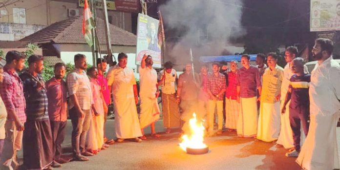 യൂത്ത് കോൺഗ്രസ് പത്തനംതിട്ട മണ്ഡലം കമ്മിറ്റിയുടെ നേതൃത്വത്തിൽ സമരജ്വാല സംഘടിപ്പിച്ചു യൂത്ത് കോൺഗ്രസ് പത്തനംതിട്ട മണ്ഡലം കമ്മിറ്റിയുടെ നേതൃത്വത്തിൽ സമരജ്വാല സംഘടിപ്പിച്ചു