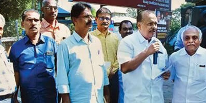 കേരള ബാങ്ക് റിട്ടയറീസ് അസോസിയേഷൻ ധർണ നടത്തി കേരള ബാങ്ക് റിട്ടയറീസ് അസോസിയേഷൻ ധർണ നടത്തി