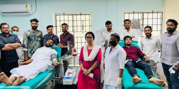 വാരിയൻ കുന്നൻ രക്തസാക്ഷിത്വ ദിനത്തിൽ രക്തദാന സന്ദേശവുമായി യൂത്ത് കോൺഗ്രസ് വാരിയൻ കുന്നൻ രക്തസാക്ഷിത്വ ദിനത്തിൽ രക്തദാന സന്ദേശവുമായി യൂത്ത് കോൺഗ്രസ്