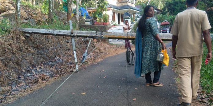 മുക്കട – ഇടമണ്- അത്തിക്കയം റോഡിൽ ഇടമുറി പൊന്നമ്പാറക്ക് സമീപം തീർത്ഥാടകർ സഞ്ചരിച്ച വാഹനം അപകടത്തിൽപെട്ടു മുക്കട – ഇടമണ്- അത്തിക്കയം റോഡിൽ ഇടമുറി പൊന്നമ്പാറക്ക് സമീപം തീർത്ഥാടകർ സഞ്ചരിച്ച വാഹനം അപകടത്തിൽപെട്ടു