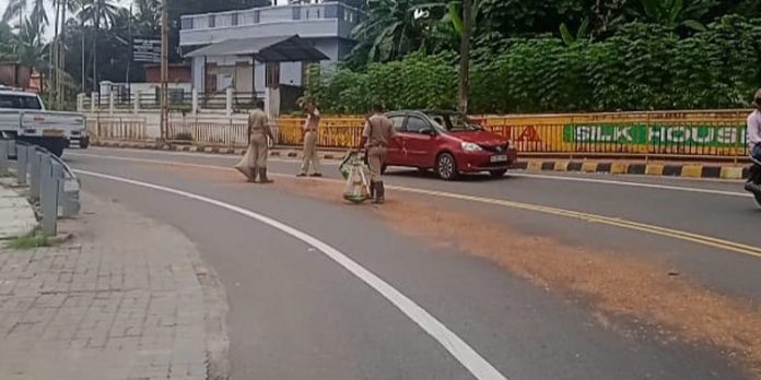അപകട സാധ്യത പരിഹരിക്കാന് തോട്ടമണ്ണിലെ അപകട വളവിൽ മരപ്പൊടി വിതറി അഗ്നിശമന സേന അപകട സാധ്യത പരിഹരിക്കാന് തോട്ടമണ്ണിലെ അപകട വളവിൽ മരപ്പൊടി വിതറി അഗ്നിശമന സേന