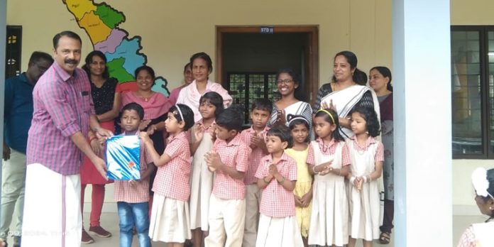ഇതളുകള് സംയുക്ത ഡയറിയുമായി ഇടമുറി ഗവ.ഹയര് സെക്കന്ഡറി സ്കൂൾ കുട്ടികള് ഇതളുകള് സംയുക്ത ഡയറിയുമായി ഇടമുറി ഗവ.ഹയര് സെക്കന്ഡറി സ്കൂൾ കുട്ടികള്