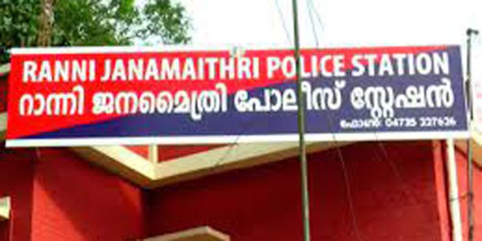 ശബരിമല തീര്ത്ഥാടക സംഘത്തില് നിന്ന് കൂട്ടംതെറ്റിയ യുവാവിന് തുണയായി റാന്നി പോലീസ് ശബരിമല തീര്ത്ഥാടക സംഘത്തില് നിന്ന് കൂട്ടംതെറ്റിയ യുവാവിന് തുണയായി റാന്നി പോലീസ്