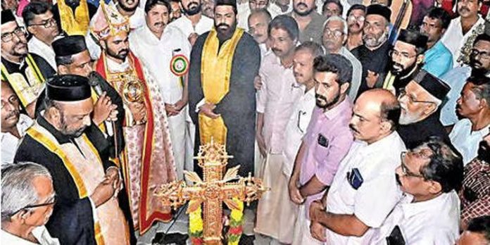 പെരുന്നാൾ റാസയ്ക്ക് ക്ഷേത്രനടയിൽ സ്വീകരണം നൽകി പെരുന്നാൾ റാസയ്ക്ക് ക്ഷേത്രനടയിൽ സ്വീകരണം നൽകി